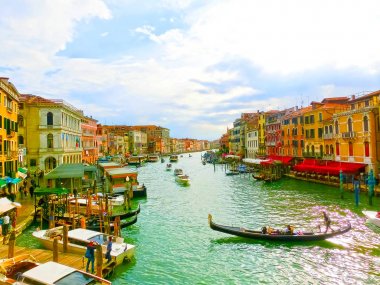 Venice, İtalya - 04 Mayıs 2017: Su ulaştırma araçları Grand Canal de insanlar. 04 Mayıs 2017 yağmurlu günde, Venedik, İtalya, Rialto Köprüsü'nden görüntülemek