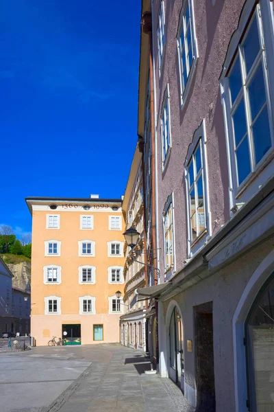 Salzburg, österreich - 01. mai 2017: die alten häuser in salzburg, österreich. — Stockfoto