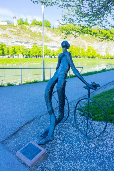 Salzburg, Austria - 01 maja 2017: Nagie Spiżowa statua Radfahrer kolarza przez Lotte Ranft obok mostu Makartsteg, znajdą Państwo w Salzburg, Austria — Zdjęcie stockowe