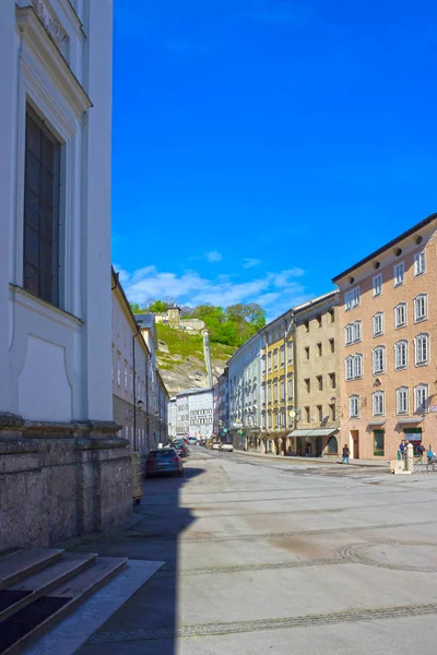 Salzburgo, Austria - 01 de mayo de 2017: Las casas antiguas en Salzburgo, Austria . — Foto de Stock