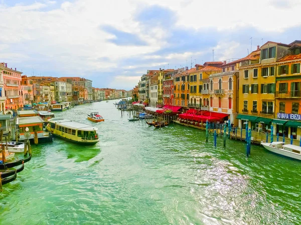 Venice, İtalya - 04 Mayıs 2017: Su ulaştırma araçları Grand Canal de insanlar. 04 Mayıs 2017 yağmurlu günde, Venedik, İtalya, Rialto Köprüsü'nden görüntülemek