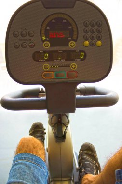 Bisiklet fitness salonunda bacaklar ile Üstten Görünüm