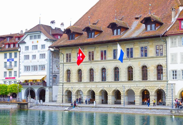 Lucerne, İsviçre - 02 Mayıs 2017: Lucerne, İsviçre eski house civarındaki üzerinde 02 Mayıs 2017 insanlar