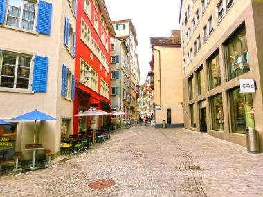 Zürih, İsviçre - 02 Mayıs 2017: Zürih şehir merkezi. İnsanlar arka planda, Zürih, İsviçre üzerinde 02 Mayıs 2017