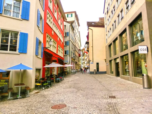 Zürih, İsviçre - 02 Mayıs 2017: Zürih şehir merkezi. İnsanlar arka planda, Zürih, İsviçre üzerinde 02 Mayıs 2017