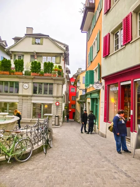 Zürih, İsviçre - 02 Mayıs 2017: Zürih şehir merkezi. İnsanlar arka planda, Zürih, İsviçre üzerinde 02 Mayıs 2017