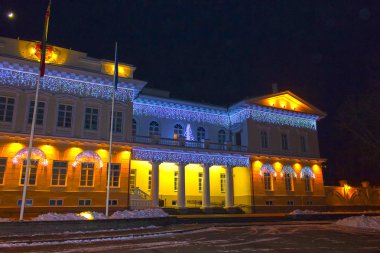 Vilnius Cumhurbaşkanlığı Sarayı gece manzarası ile Noel aydınlatma, Litvanya
