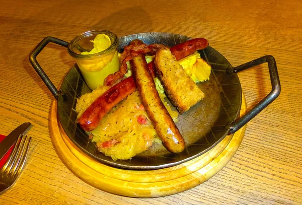 Saucisses Bavaroises Grillées Sur Une Planche Ronde Bois Avec Moutarde — Photo