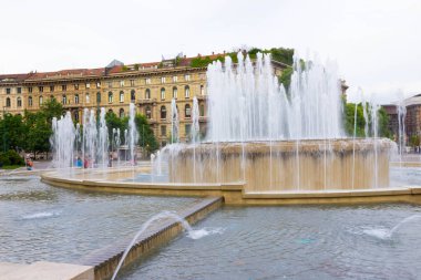 Çeşme Sforza Kalesi, yerinde yaz günü üzerinde. Milano, İtalya