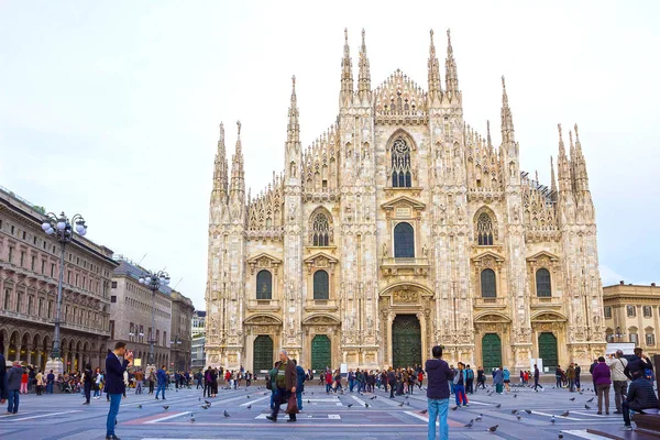 Milão Itália Maio 2017 Pessoas Que Vão Praça Duomo Milão — Fotografia de Stock