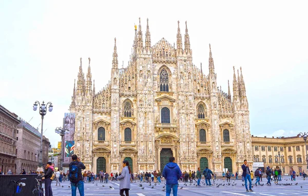 Milão Itália Maio 2017 Pessoas Que Vão Praça Duomo Milão — Fotografia de Stock