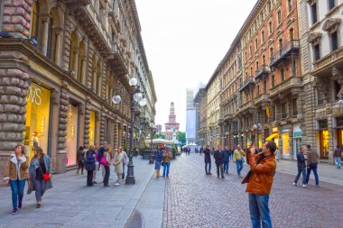 Milan, İtalya - 03 Mayıs 2017: İtalya, Avrupa, Milano, İtalya 'da eski mimari caddelerine giden insanlar