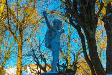 Vilnius, Litvanya - 06 Ocak 2017: Backpacker Vilnius, Litvanya üzerinde 06 Ocak 2017 İsa heykeli