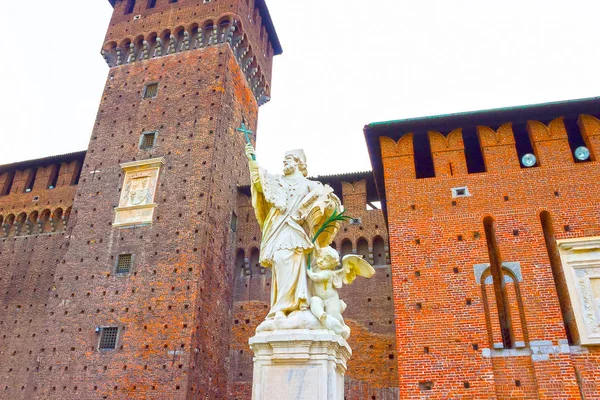 Beyaz gökyüzü karşı Milano Sforza s kale