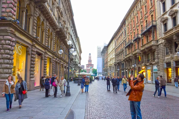 Milan, İtalya - 03 Mayıs 2017: İtalya, Avrupa, Milano, İtalya 'da eski mimari caddelerine giden insanlar