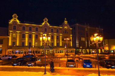 Vilnius, Litvanya - 05 Ocak 2017: Old Town, Vilnius, Litvanya gece sokakta birlikte bilinmeyen insanlar gitmek