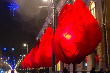 Vilnius, Litvanya - 01 Ocak 2017: Bilinmeyen insanlar birlikte eski kentte sokak Gediminas Avenue, Vilnius, Litvanya gece gitmek