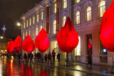 Vilnius, Litvanya - 01 Ocak 2017: Old Town, Vilnius, Litvanya sokakta birlikte bilinmeyen insanlar gitmek