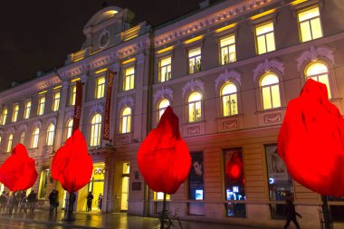 Vilnius, Litvanya - 01 Ocak 2017: Bilinmeyen insanlar birlikte eski kentte sokak Gediminas Avenue, Vilnius, Litvanya gece gitmek