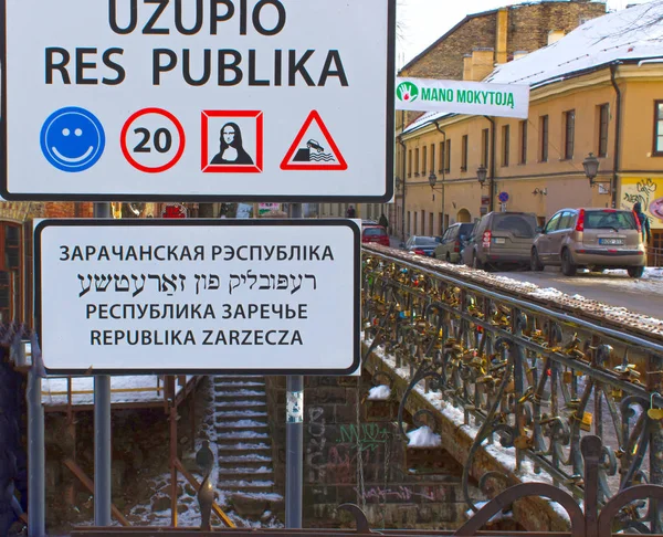 VIlnius, Lituania - 05 de enero de 2017: Señal de entrada a la República de Uzupis, un barrio bohemio de Vilna — Foto de Stock