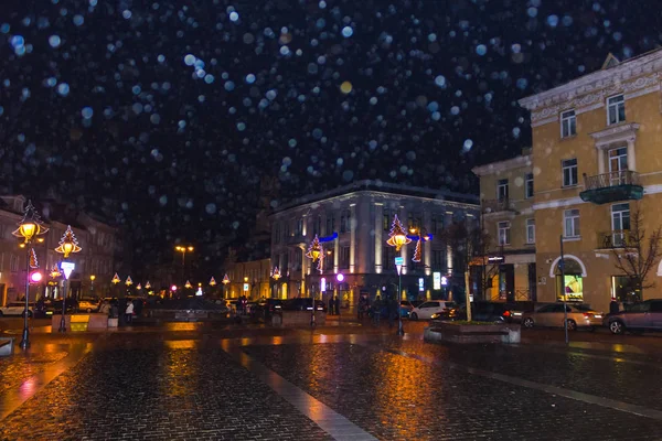 Vilnius, Litvanya - 01 Ocak 2017: Old Town, Vilnius, Litvanya sokakta birlikte bilinmeyen insanlar gitmek