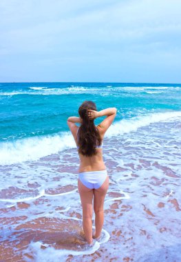 Mutlu kadın zevk plaj rahatlatıcı
