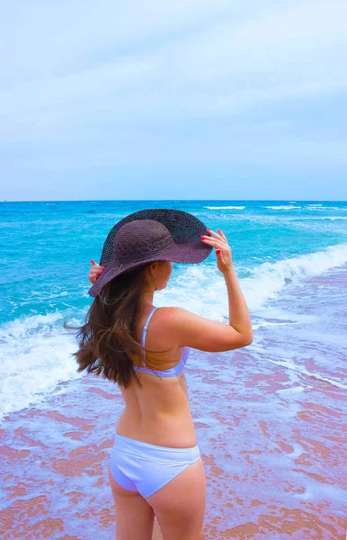 Mulher feliz desfrutando praia relaxante — Fotografia de Stock