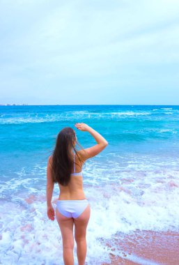 Mutlu kadın zevk plaj rahatlatıcı
