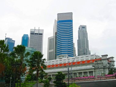 Singapur finans bölgesine manzara. Çekim sonrası içinde bulanık görüntü