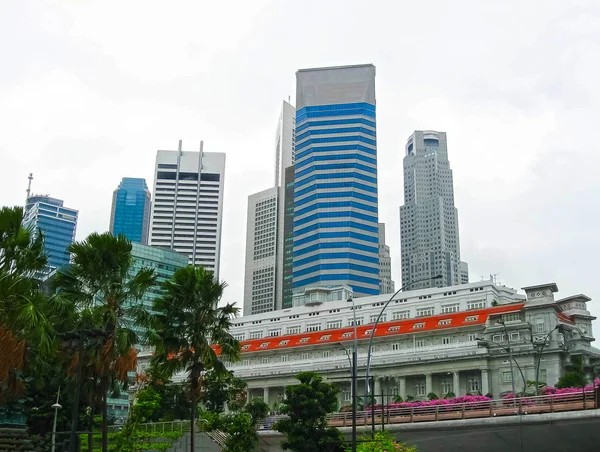 Singapur finans bölgesine manzara. Çekim sonrası içinde bulanık görüntü