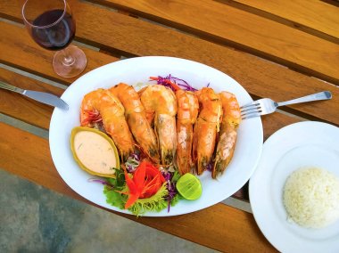 Bali dili yemekte Jimbaran plaj, hangi ünlü için onun mükemmel deniz restorantı