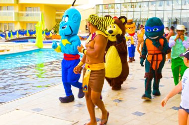 Sharm el Sheik-12 Nisan 2017: animasyon turistlere oyun Barcelo Tiran Sharm Hotel 5'te