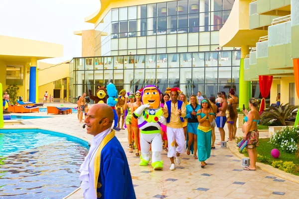 Sharm el Sheik-12 Nisan 2017: Mısır Carnival - Sharm el Sheik 12 Nisan 2017 tarihinde Barcelo Tiran Sharm Hotel 5 animasyon oyun yapıyor turist