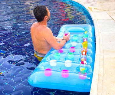 Sharm el Sheik-12 Nisan 2017: Sharm el Sheikh adlı bir yüzme havuzunda 12 Nisan 2017 üzerinde kokteyl zevk Turizm