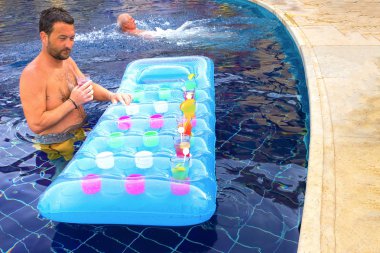 Sharm el Sheik-12 Nisan 2017: Sharm el Sheikh adlı bir yüzme havuzunda 12 Nisan 2017 üzerinde kokteyl zevk Turizm