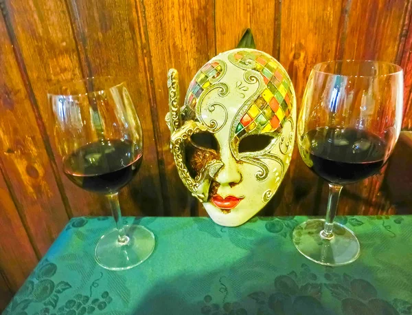 Tradycyjne Maski Weneckie Dwie Szklanki Czerwonego Wytrawnego Wina Podłoże Drewniane — Zdjęcie stockowe