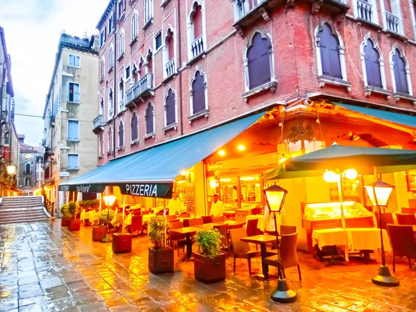 Venice, İtalya - 04 Mayıs 2017: Venedik, İtalya, kafede boş yolda