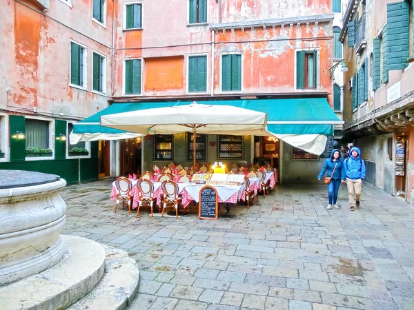 Venice, İtalya - 04 Mayıs 2017: İnsanlar sokakta Venedik, İtalya