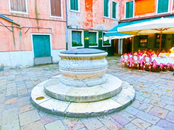 威尼斯，意大利-2017 年 5 月 4 日： 与在威尼斯，意大利的咖啡馆在空荡荡的街上 — 图库照片