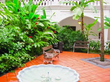 Singapure - 24 Aralık 2008: Singapur'daki Raffles Hotel iç. Singapur'un efendim Stamford Raffles kurucu sonra 1899 yılında açıldı, bu seçildi. En prestij otel Singapur biri.