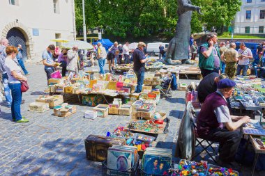 Lviv, Ukrayna - 6 Mayıs 2017: Bit pazarı Müze Meydanı'nda tezgahları farklı ürünler - eski madalya, oyuncaklar, kitaplar, vinil kayıtlar teklif