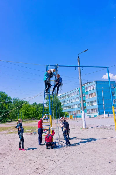 Киев, Украина - 21 мая 2017 года: спортсмены готовятся к скалолазанию и ледолазанию на школьном дворе — стоковое фото