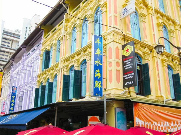 SingSingapure - 24 de diciembre de 2008: Una colorida fachada en la Residencia de Tan Teng Niah, la última villa china restante y un monumento de colores brillantes en Little India, Singapur . — Foto de Stock