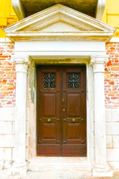 Old door to different concepts: restore, solution ,construction — Stock Photo, Image