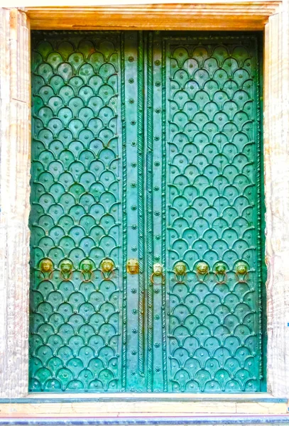 Παλιά πόρτα σε διαφορετικές έννοιες: επαναφορά, λύση, κατασκευή — Φωτογραφία Αρχείου