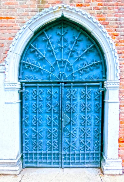 Παλιά πόρτα σε διαφορετικές έννοιες: επαναφορά, λύση, κατασκευή — Φωτογραφία Αρχείου