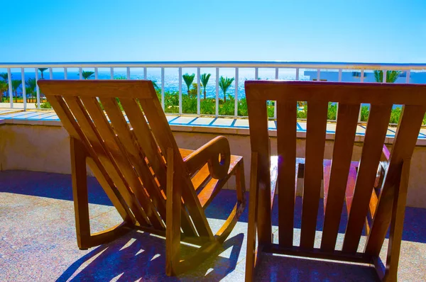 Terraza al aire libre del restaurante con vistas al mar y palmeras — Foto de Stock