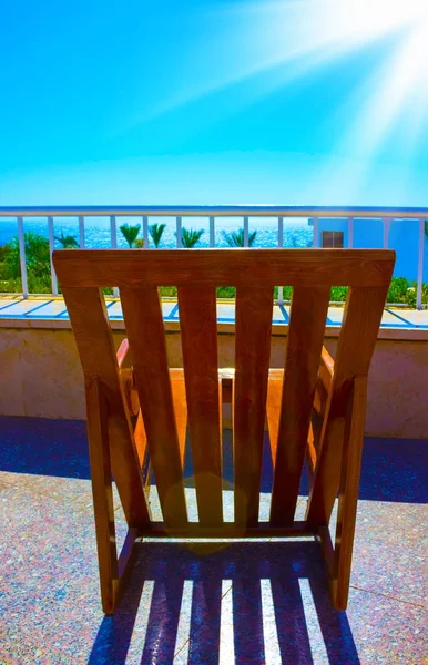 Terraço exterior do restaurante com vista para o mar e palmeiras — Fotografia de Stock