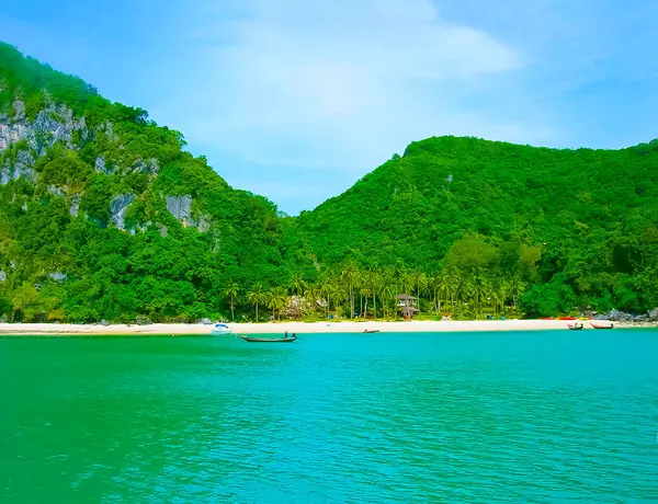 Tropiskt landskap. Ön i Andaman havet, Thailand — Stockfoto