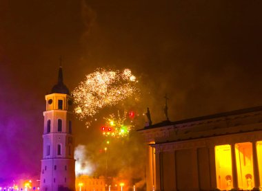 Yeni yılda Litvanya 'nın en büyük havai fişeği. Vilnius 'un Gediminius kulesiyle olan tarihi çekişmesine en ilginç ve popüler bakış açısı.